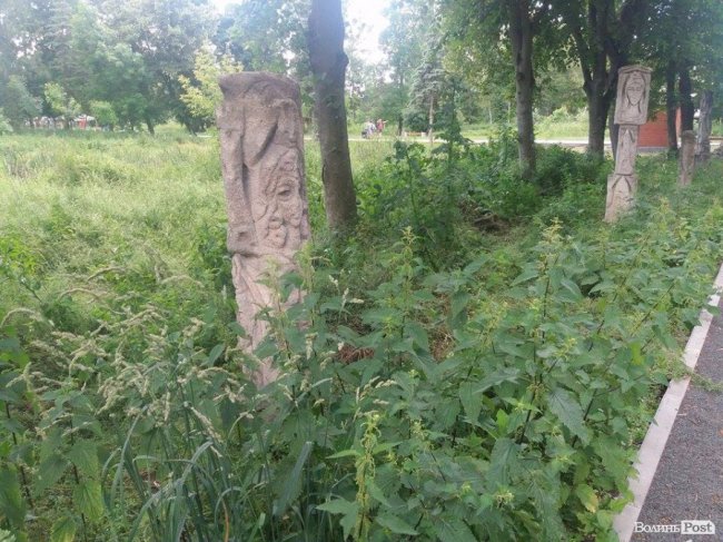Алея з реставрованими скульптурами Миколи Голованя заросла кропивою