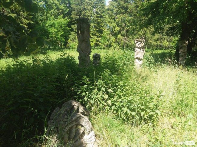 Алея з реставрованими скульптурами Миколи Голованя заросла кропивою