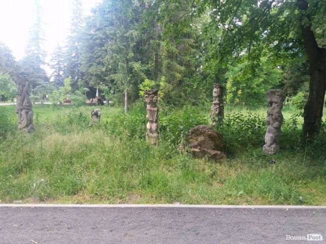 Алея з реставрованими скульптурами Миколи Голованя заросла кропивою