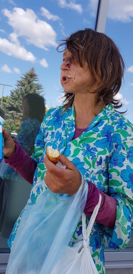 Жебракує, голодує і ночує у під’їзді: необхідна допомога психічнохворій жінці з Луцька