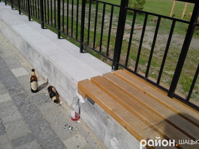 У Світязі не можуть впоратися із прибиранням набережної, ФОТО