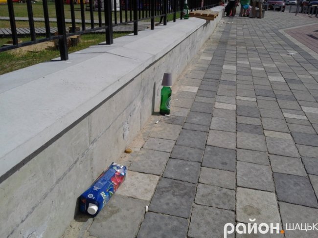 У Світязі не можуть впоратися із прибиранням набережної, ФОТО