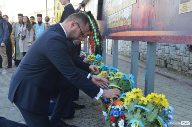 Із квітами та на колінах: у Луцьку вшанували полеглих захисників. ФОТО