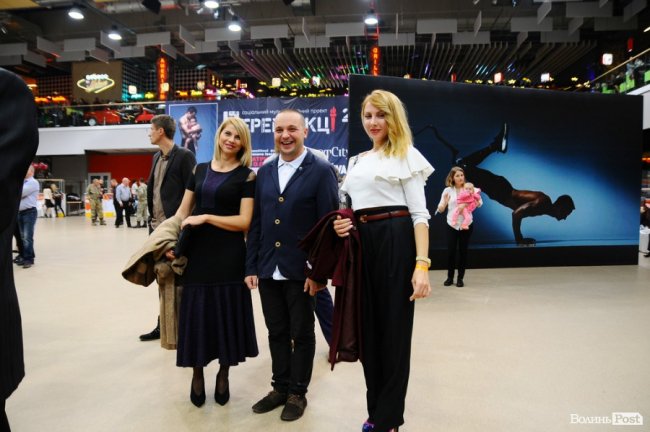 Олег Кобилинський з луцькими волонтерками Наталією Чуль та Нілою Головацькою