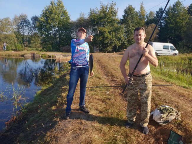 Не грибами єдиними: як ректор луцького вишу з оголеним торсом ловив рибу. ФОТО