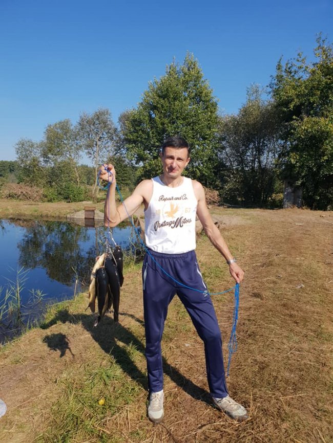 Не грибами єдиними: як ректор луцького вишу з оголеним торсом ловив рибу. ФОТО