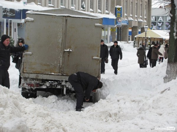 Лучани вигрібаються з-під снігу. ФОТО