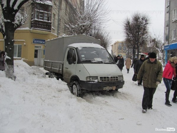 Лучани вигрібаються з-під снігу. ФОТО