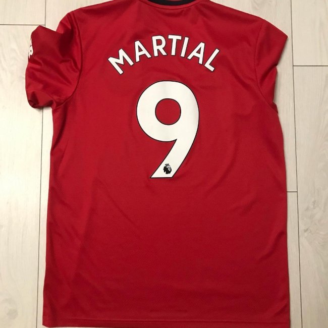 Зінченко, Модрич, Магвайр: лучанин колекціонує футболки відомих футболістів. ФОТО