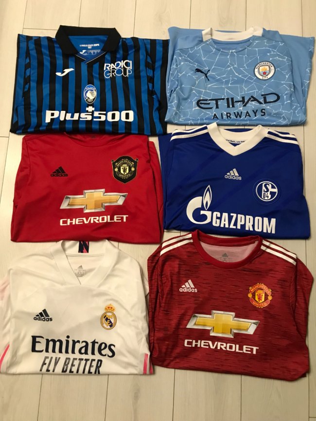 Зінченко, Модрич, Магвайр: лучанин колекціонує футболки відомих футболістів. ФОТО