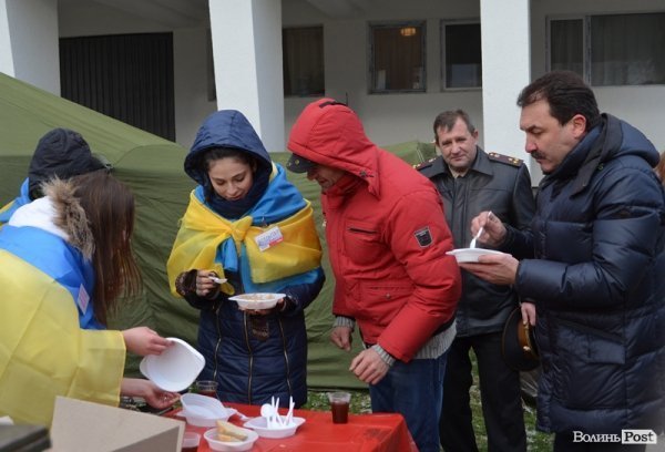 На луцькому Євромайдані гріють і годують. ФОТО