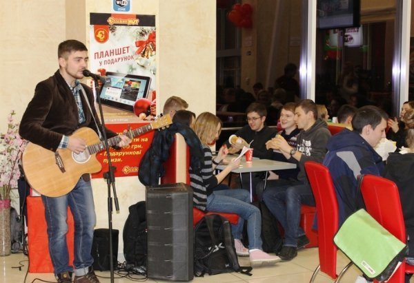 Пісенний флешмоб у луцькому  ЦУМі. ФОТО