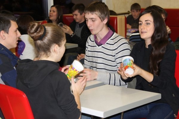 Пісенний флешмоб у луцькому  ЦУМі. ФОТО