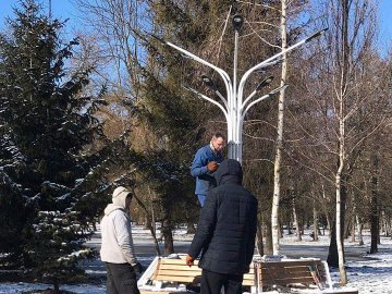 У луцькому парку  відновлюють ліхтар, який пошкодив вандал