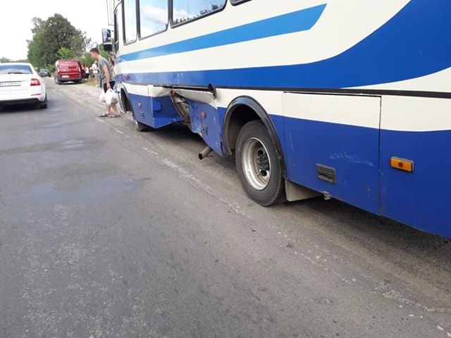 Під Луцьком «беха» на єврономерах влетіла у рейсовий автобус. ФОТО