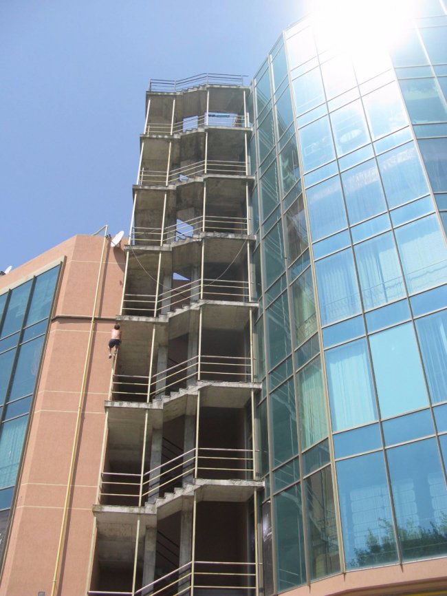 Луцький екстремал показав, як тренується на висотці в центрі Луцька