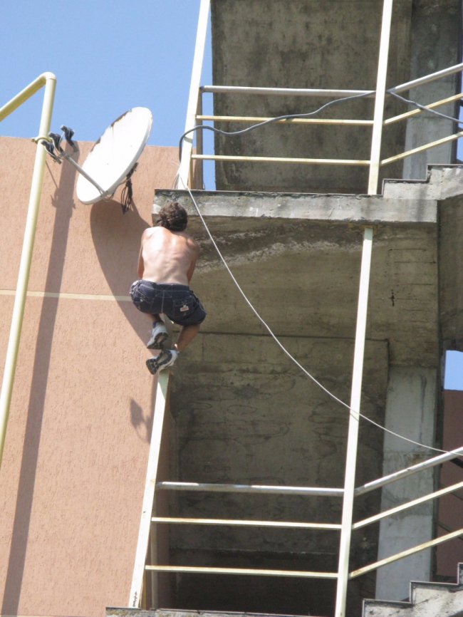 Луцький екстремал показав, як тренується на висотці в центрі Луцька