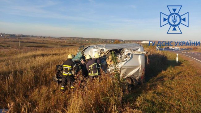 На Волині у ДТП загинув водій: зіткнулися вантажівка та бус