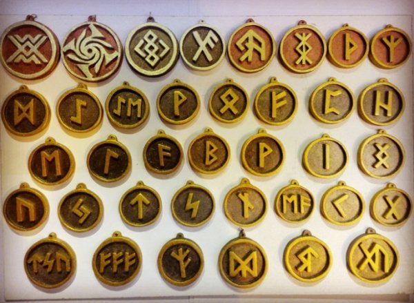 Волинський студент створює шедеври із дерева і паперу