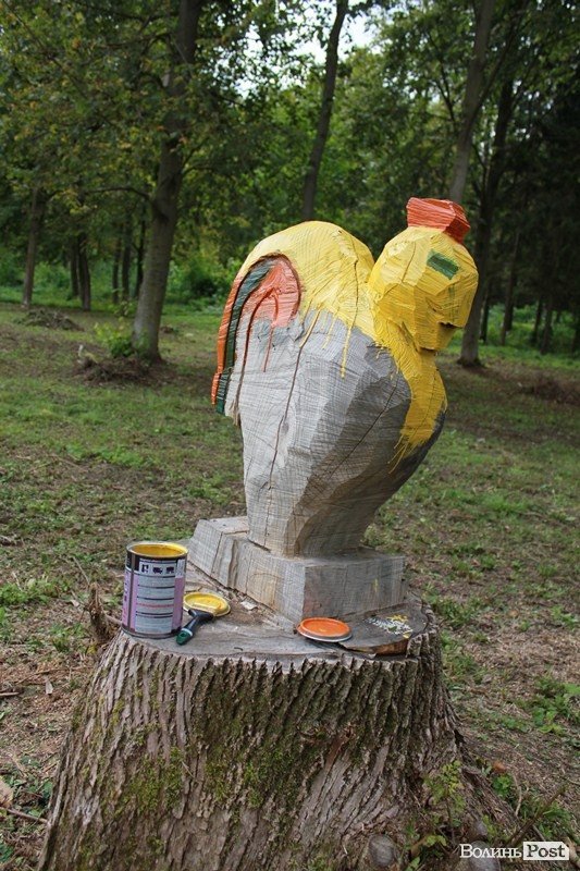 Дерева в луцькому парку перефарбували: почалась акція «Розмалюй фігуру в парку». ФОТО