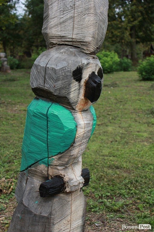 Дерева в луцькому парку перефарбували: почалась акція «Розмалюй фігуру в парку». ФОТО
