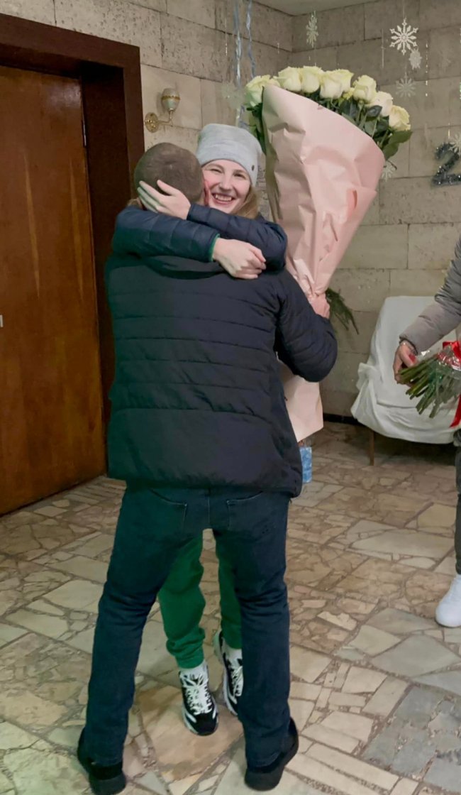 Разом пройшли бої за Маріуполь: коханий освідчився військовій медикині, яка вчора повернулася з полону