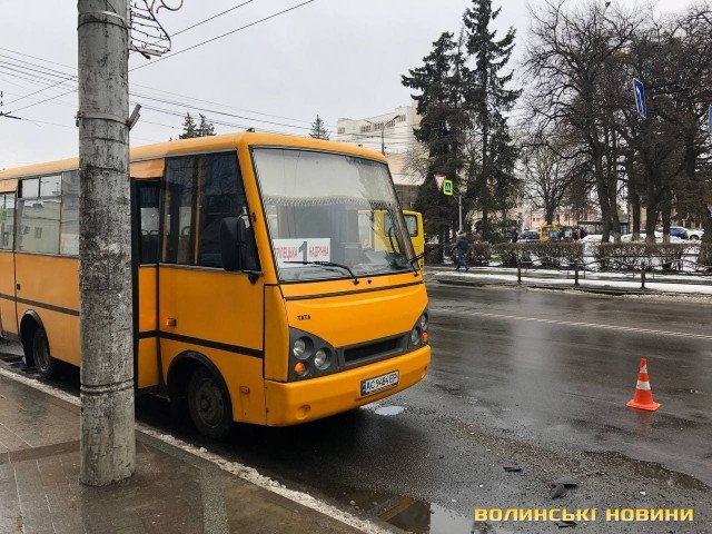 У центрі Луцька зіткнулися маршрутки. ФОТО
