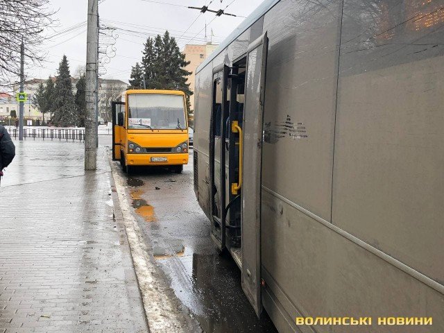 У центрі Луцька зіткнулися маршрутки. ФОТО