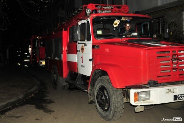 Переполох у Луцьку: дим у підвалі налякав мешканців багатоповерхівки. ФОТО