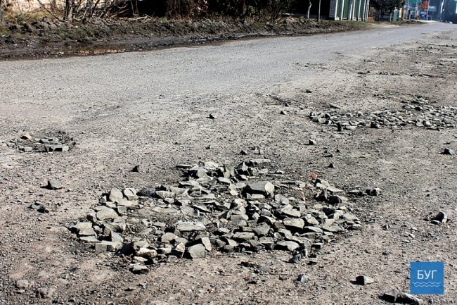 На Волині дорожники засипали вибоїни каменюками. ФОТО