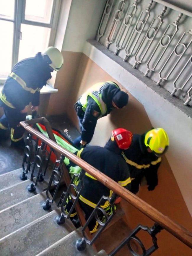 Бійці ДСНС у Луцьку врятували чоловіка, який потребував медичної допомоги