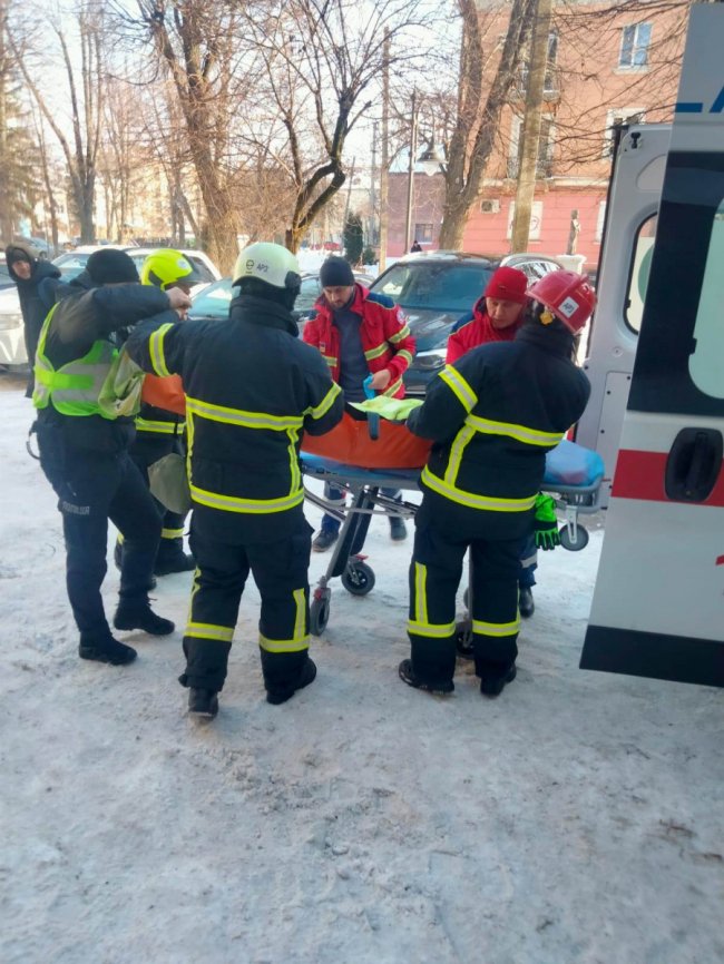 Бійці ДСНС у Луцьку врятували чоловіка, який потребував медичної допомоги