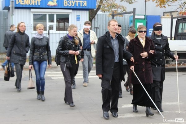 У Луцьку «на ділі» показали, як живеться незрячим. ФОТО