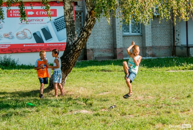 «Хто живе на ЛПЗ, тому у житті везе»: день на луцькому районі контрастів. ФОТО