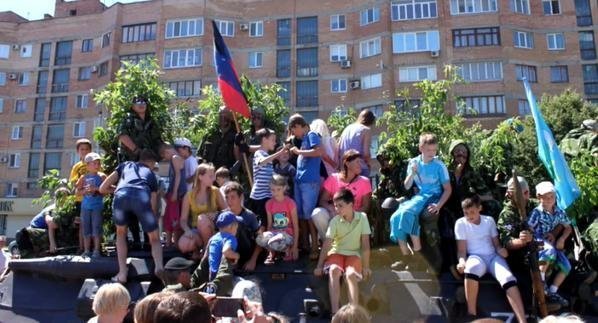 День десантника у «ДНР»: верхи на танках. ФОТО