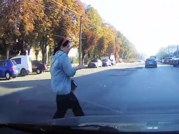 «Надоїло жити»: у Луцьку жінка ледь не потрапила під колеса авто. ВІДЕО