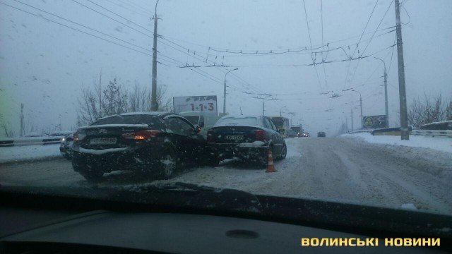 У Луцьку – подвійна аварія поблизу мосту. ФОТО