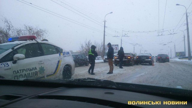 У Луцьку – подвійна аварія поблизу мосту. ФОТО
