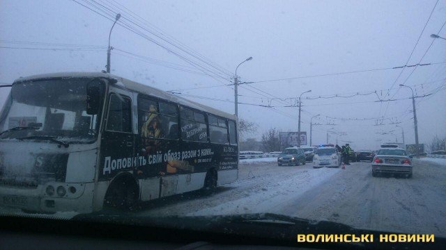У Луцьку – подвійна аварія поблизу мосту. ФОТО