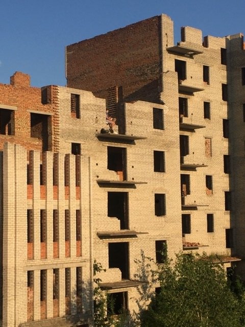 Небезпечні розваги: у Нововолинську підлітки лазили на недобудовах. ФОТО