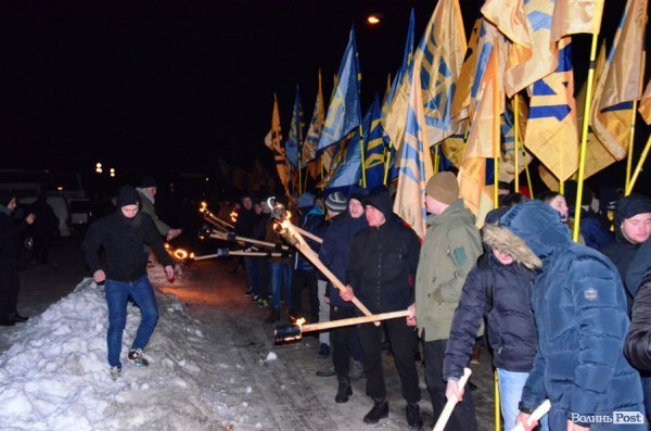 Вогонь та пам'ять: Маневичами пройшла смолоскипна хода на честь Героя