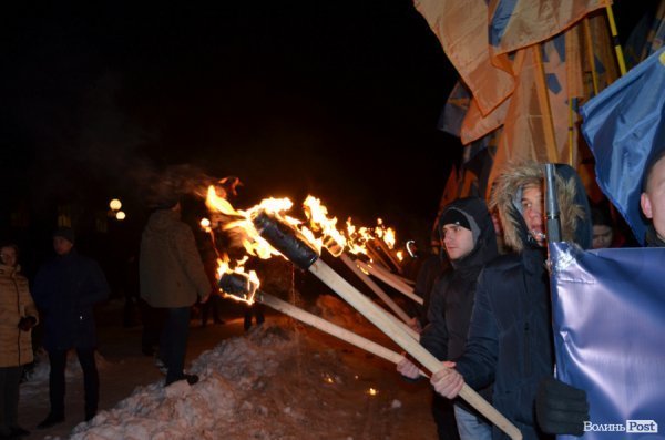 Вогонь та пам'ять: Маневичами пройшла смолоскипна хода на честь Героя