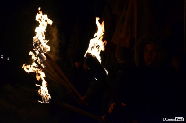 Вогонь та пам'ять: Маневичами пройшла смолоскипна хода на честь Героя