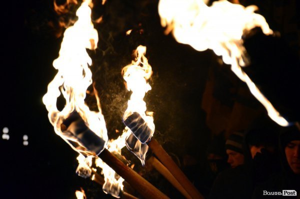 Вогонь та пам'ять: Маневичами пройшла смолоскипна хода на честь Героя