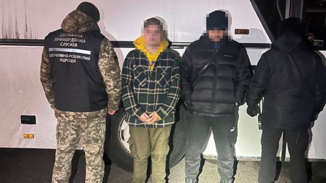 На волинському кордоні у багажнику автобуса виявили двох чоловіків, які намагались потрапити до Польщі