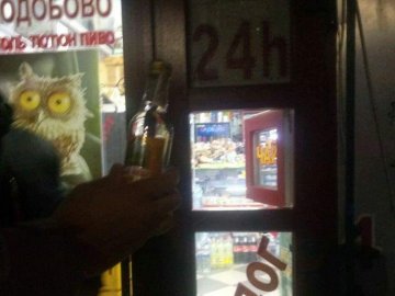 Луцькі муніципали покарали продавця, яка вночі торгувала алкоголем. ФОТО