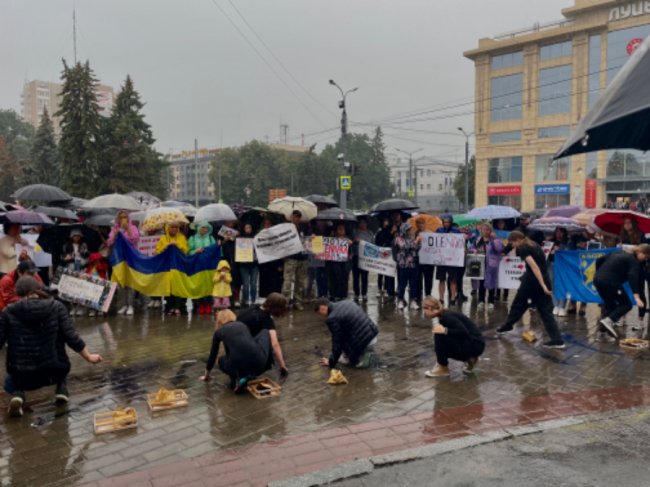 «Маємо боротися за них, як вони за нас»: у Луцьку родини полонених «азовців» влаштували акцію. ФОТО