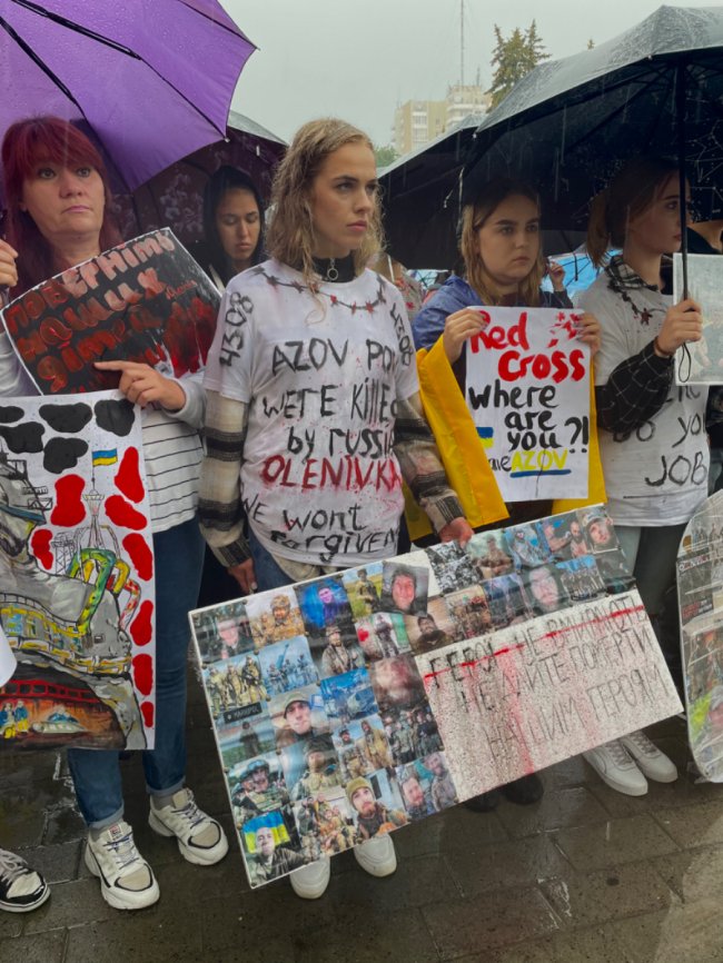«Маємо боротися за них, як вони за нас»: у Луцьку родини полонених «азовців» влаштували акцію. ФОТО