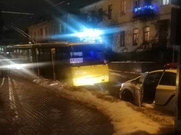 У Луцьку маршрутка затиснула і протягнула дитину