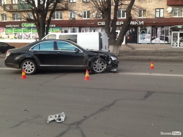 Аварія у Луцьку: Mercedes врізався у припарковану Audi. ФОТО